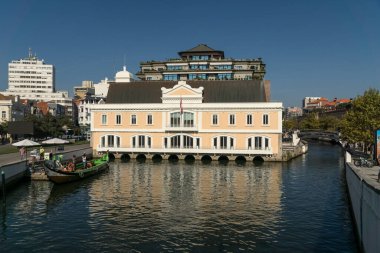 AVEIRO, PORTUGAL - 30 Ağustos 2019: Portekiz 'in geleneksel moliceiro tekneleri ile Aveiro' nun merkez kanalı Eski Kaptanlık Binası.