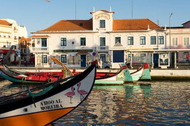 AVEIRO, PORTUGAL - 30 Ağustos 2019: Aveiro, Beira, Portekiz Merkez Kanalı 'nda elle boyanmış geleneksel Moliceiro tekneleri