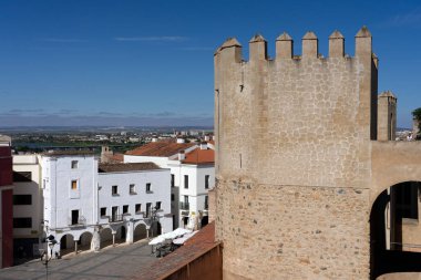 BADAJOZ, İspanya - 29 Ağustos 2021: Güneşli bir günde, İspanya 'nın Extremadura kentindeki Alcazaba Müslüman kalesinin duvarları