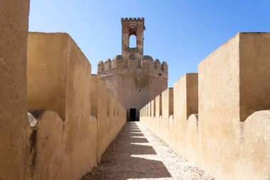 BADAJOZ, İspanya - 29 AĞUSTOS 2021: güneşli bir günde Badajoz Alcazaba 'daki Espantaperros Kulesi, Extremadura, İspanya