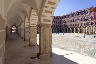 BADAJOZ, İspanya - 29 AĞUSTOS 2021: Güneşli bir günde Badajoz 'un yüksek meydanı (Plaza Alta), Extremadura, İspanya