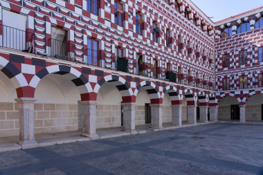 BADAJOZ, İspanya - 29 AĞUSTOS 2021: Güneşli bir günde Badajoz 'un yüksek meydanı (Plaza Alta), Extremadura, İspanya