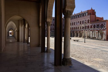BADAJOZ, İspanya - 29 AĞUSTOS 2021: Güneşli bir günde Badajoz 'un yüksek meydanı (Plaza Alta), Extremadura, İspanya