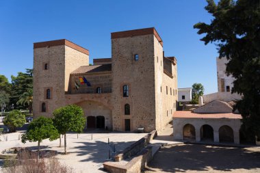 BADAJOZ, İspanya - 29 Ağustos 2021: Güneşli bir günde Badajoz Arkeoloji Müzesi, Extremadura, İspanya