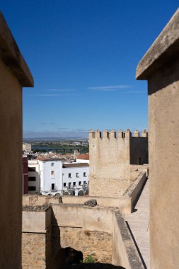 BADAJOZ, İspanya - 29 Ağustos 2021: Güneşli bir günde, İspanya 'nın Extremadura kentindeki Alcazaba Müslüman kalesinin duvarları
