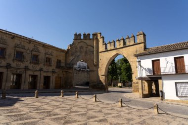 BAEZA, İspanya - SEPTEMBER 07, 2020: UNESCO, JAen, İspanya 'nın eski Baeza kentindeki Lyons Meydanı.