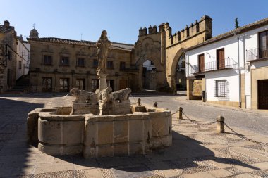 BAEZA, İspanya - SEPTEMBER 07, 2020: UNESCO, JAen, İspanya 'nın eski Baeza kentindeki Lyons Meydanı.