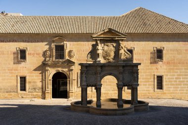 BAEZA, SPAIN - SEPTEMBER 07, 2020: UNESCO, JAen, İspanya 'nın Santa Maria meydanındaki üniversite cephesi ve Santa Maria yazı tipi.