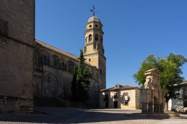 BAEZA, İspanya - SEPTEMBER 07, 2020: UNESCO, JAen, İspanya 'nın Dünya Mirası Alanındaki Nuestra Senora de Baeza' nın Natividad Katedrali.