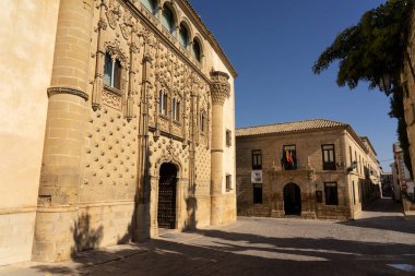 BAEZA, İspanya - SEPTEMBER 07, 2020: Jabalquinto saray cephesi UNESCO, JAen, İspanya 'nın eski Dünya Mirası Alanı Baeza' da.