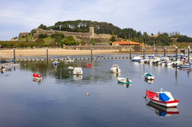 BAIONA, İspanya - 23 Ekim 2021: Monterreal kalesiyle Baiona limanında balık avlamak. Pontevedra, Galiçya, İspanya.