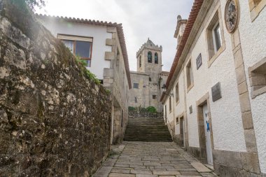 BAIONA, İSPAN - 23 Ekim 2021: Santa Maria de Baiona eski kasaba kilisesi. Pontevedra, Galiçya, İspanya.