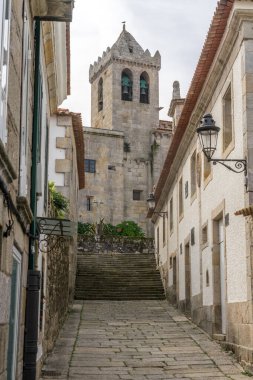 BAIONA, İSPAN - 23 Ekim 2021: Santa Maria de Baiona eski kasaba kilisesi. Pontevedra, Galiçya, İspanya.