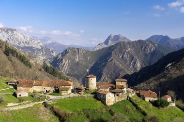 Asturias dağlarındaki Bandujo 'nun ortaçağ köyü manzarası. İspanya 'nın kuzeyi.