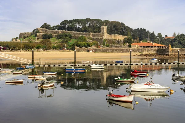 BAIONA, İspanya - 23 Ekim 2021: Monterreal kalesiyle Baiona limanında balık avlamak. Pontevedra, Galiçya, İspanya.