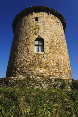 Asturias dağlarındaki Bandujo köyündeki ortaçağ kulesinin manzarası. İspanya 'nın kuzeyi.