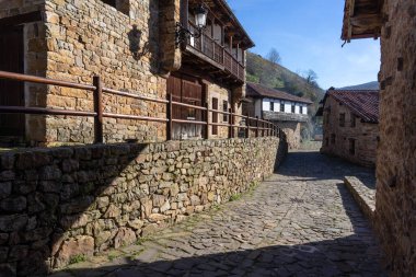 Güneşli bir günde Cantabria dağlarında geleneksel taş evleri olan Barcena Belediye Başkanı 'nın güzel köyü. Cantabria, İspanya.