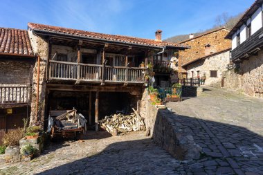 BARCENA MAYOR, İSPAN - 16 HAZİRAN 2022: Güneşli bir günde Cantabria dağlarında geleneksel taş evleri olan Barcena Belediye Başkanı 'nın güzel köyü. Cantabria, İspanya.