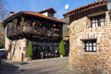 BARCENA MAYOR, İSPAN - 16 HAZİRAN 2022: Güneşli bir günde Cantabria dağlarında geleneksel taş evleri olan Barcena Belediye Başkanı 'nın güzel köyü. Cantabria, İspanya.