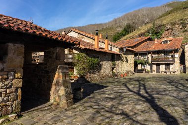 Güneşli bir günde Cantabria dağlarında geleneksel taş evleri olan Barcena Belediye Başkanı 'nın güzel köyü. Cantabria, İspanya.