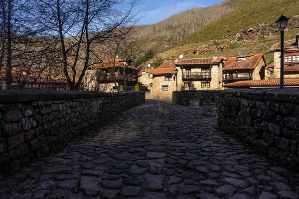 Bellissimo Borgo Barcena Mayor Con Tradizionali Case Pietra Nelle Montagne — Foto Stock