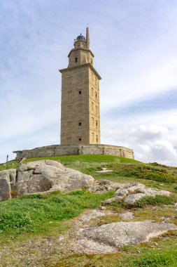 Güneşli bir günde İspanya 'nın başkenti Galiçya' da bulunan A Coruna şehrindeki Herkül Kulesi Roma deniz feneri..