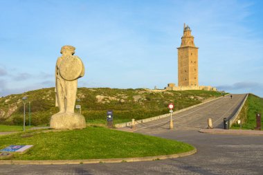 A CORUNA, SPAIN - 08 Nisan 2022: Güneşli bir günde İspanya 'nın başkenti Galiçya' da Herkül Kulesi Roma deniz feneri.