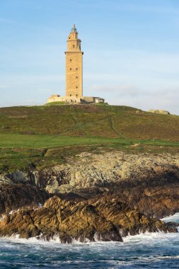 Güneşli bir günde İspanya 'nın başkenti Galiçya' da bulunan A Corua şehrindeki Herkül Kulesi Roma deniz feneri..