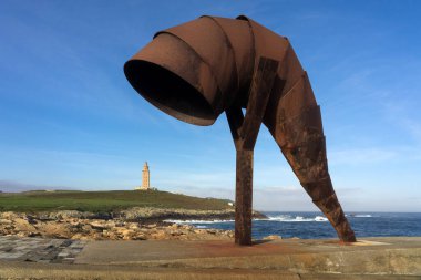 A CORUNA, SPAIN - 2009 Nisan 2022: İspanya 'nın A Corua kentindeki Herkül Kulesi Scupture Park' taki 
