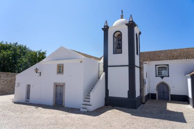 Aldeia Nova köyünün güzel meydanı güneşli bir günde beyaz ve mavi tipik evleri ile, Algarve bölgesi, Portekiz