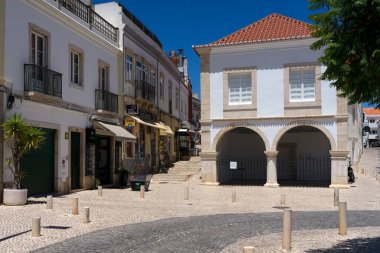 LAGOS, PORTUGAL - 01 Temmuz 2022: Güneşli bir günde Lagos şehrindeki eski köle pazarı müzesi. Algarve bölgesi, Portekiz.