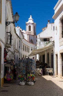 LAGOS, PORTUGAL - 01 Temmuz 2022: güneşli bir günde eski Lagos şehrinde güzel bir cadde. Algarve bölgesi, Portekiz.