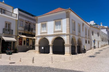 LAGOS, PORTUGAL - 01 Temmuz 2022: Güneşli bir günde Lagos şehrindeki eski köle pazarı müzesi. Algarve bölgesi, Portekiz.