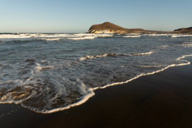 Los Genoveses sahilleri gün batımında Gata Cape Natural Park sahilinde. Almerya, Endülüs, İspanya.