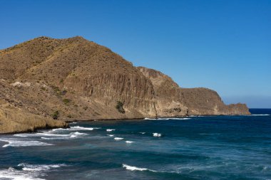 San Jos yakınlarındaki Gata Cape Doğal Parkı sahilindeki kayalıkların ve plajların panoramik manzarası. Almera, Endülüs, İspanya.