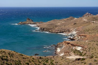 San Jos yakınlarındaki Gata Cape Doğal Parkı sahilindeki kayalıkların ve plajların panoramik manzarası. Almera, Endülüs, İspanya.