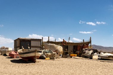 CABO de GATA, İspanya - Eylül 04, 2020 Gata Cape Doğal Parkı sahilinde kıyıya vurmuş balıkçı tekneleri ve gemiler. Almera, Endülüs, İspanya.