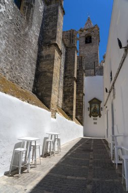 Güneşli bir günde beyaz bir köy olan Vejer de la Frontera 'nın eski kasabasındaki Divino Salvador Kilisesi, Cadiz, Endülüs, İspanya