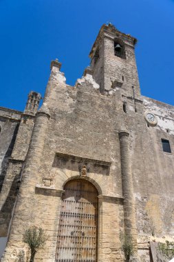 Güneşli bir günde beyaz bir köy olan Vejer de la Frontera 'nın eski kasabasındaki Divino Salvador Kilisesi, Cadiz, Endülüs, İspanya