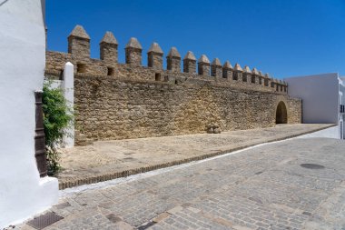 Güneşli bir günde beyaz bir kasaba olan Vejer de la Frontera 'nın eski taş duvarları Cadiz, Endülüs, İspanya