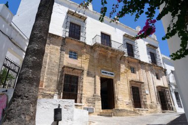 VEJER DE LA FRONTERA, İspanya - 08 Temmuz 2022: Güneşli bir günde, Cadiz ili, Endülüs, İspanya 'nın başkenti Vejer de la Frontera' nın eski güzel kasabasındaki Vejer müzesi