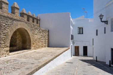 Güneşli bir günde beyaz bir kasaba olan Vejer de la Frontera 'nın eski taş duvarları Cadiz, Endülüs, İspanya