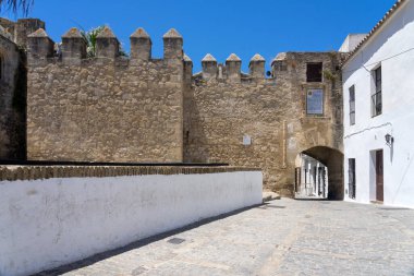 Güneşli bir günde beyaz bir kasaba olan Vejer de la Frontera 'nın eski taş duvarları Cadiz, Endülüs, İspanya