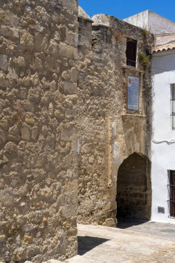 Güneşli bir günde beyaz bir kasaba olan Vejer de la Frontera 'nın eski taş duvarları Cadiz, Endülüs, İspanya