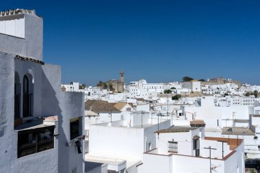 Günbatımında beyaz güzel köy Vejer de la Frontera Divino ve Salvador kilisesinin panoramik manzarası, Cadiz eyaleti, Endülüs, İspanya