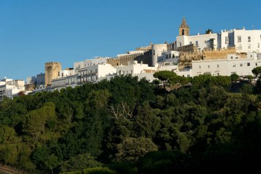 Beyaz güzel köy Vejer de la Frontera Divino 'nun panoramik manzarası ve gün batımında taş duvarlar, Cadiz eyaleti, Endülüs, İspanya
