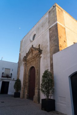 Güneşli bir günde beyaz bir köy olan Vejer de la Frontera 'nın eski kasabasındaki Nuestra Seora de la Concepcion Kilisesi, Cadiz, Endülüs, İspanya