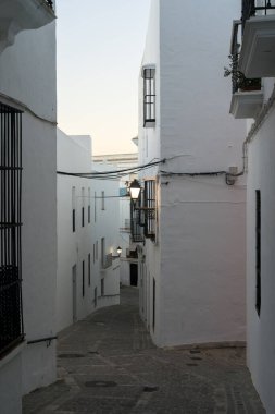 İspanya 'nın Endülüs kenti Cadiz' deki beyaz güzel Vejer de la Frontera köyünün tarihi merkezinde güzel bir cadde.
