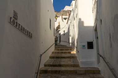 Beyaz güzel köy Vejer de la Frontera 'nın tarihi merkezinde güzel bir cadde gün doğumunda, Cadiz, Endülüs, İspanya
