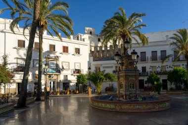 VEJER DE LA FRONTERA, İSPA - 09 Temmuz 2022: İspanya 'nın güzel beyaz köyü Vejer de la Frontera' nın tarihi merkezinde güneş doğarken, Cadiz, Endülüs, İspanya